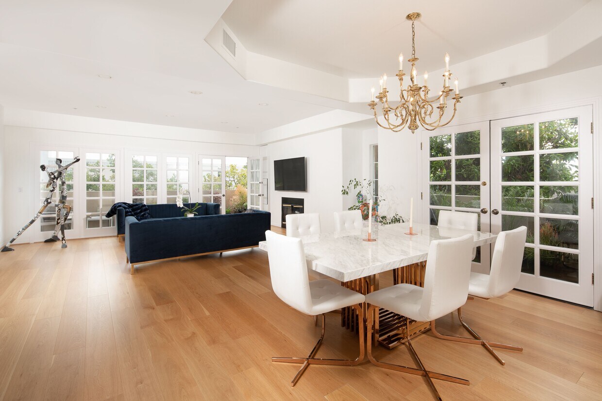 Living area - 125 S Oakhurst Dr