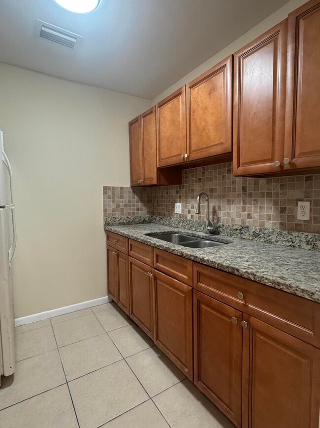 Building Photo - 1324 Gateway Dr