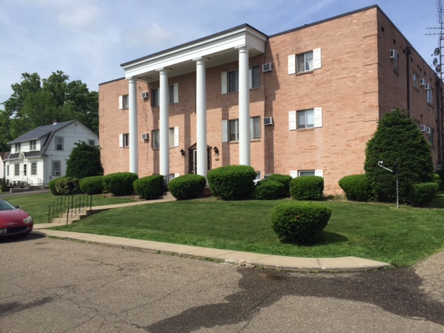 Primary Photo - Parkway Manor Apartments