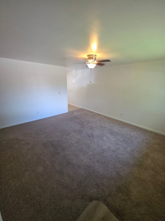Building Photo - 1362 Elm Ave