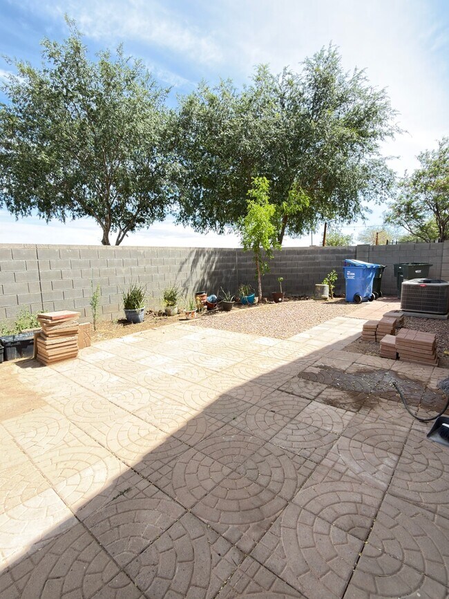 Foto del edificio - 10228 W Gross Ave