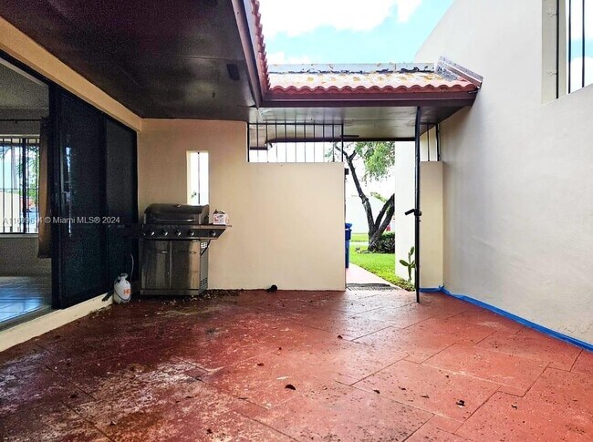 Foto del edificio - 19020 NW 65th Ct