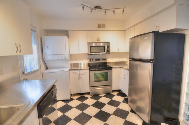 Building Photo - Available Aug 2025!  Fabulous 2 Bedroom Co...