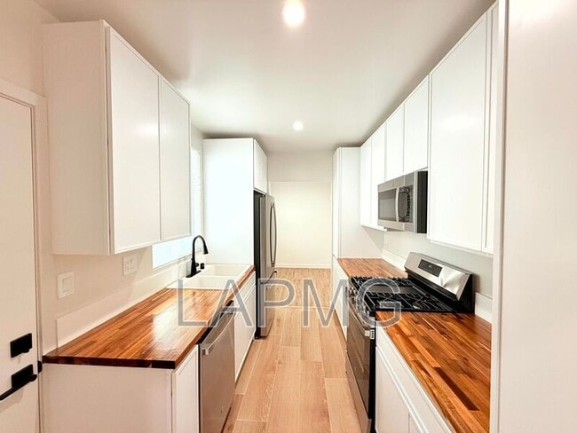 Building Photo - 2304 N Frederic St