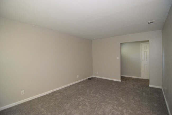Building Photo - $885 - 2 Bed/1 Bath apartment for rent in ...