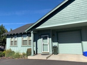 Building Photo - 826 NE Hidden Valley Dr