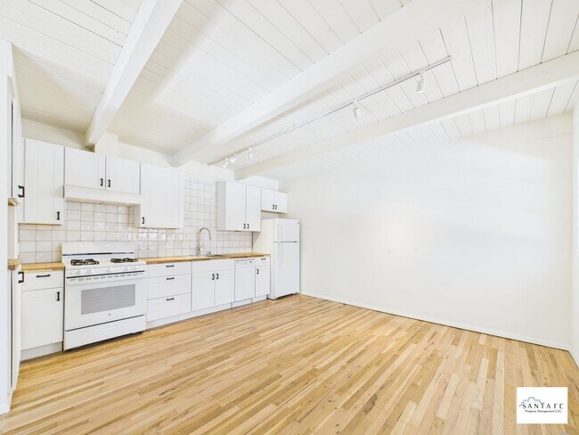 Foto del edificio - Beautifully Remodeled Unit Near Downtown Santa Fe Available Now!