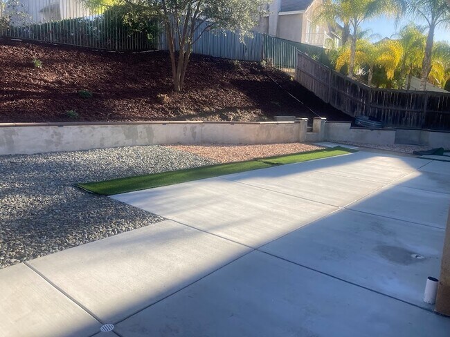 ¡Patio trasero recién renovado con cerca y pavimento, ideal para mascotas! - 15860 Alisa Viejo Ct