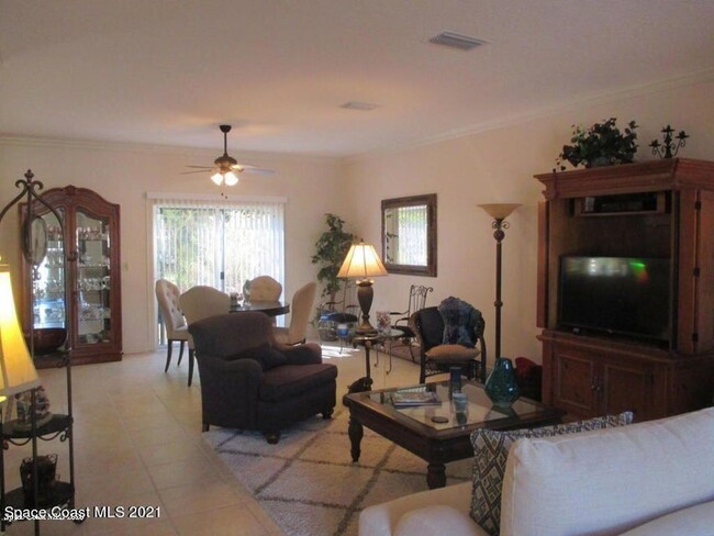 Living Area - 630 Cedar Side Cir NE