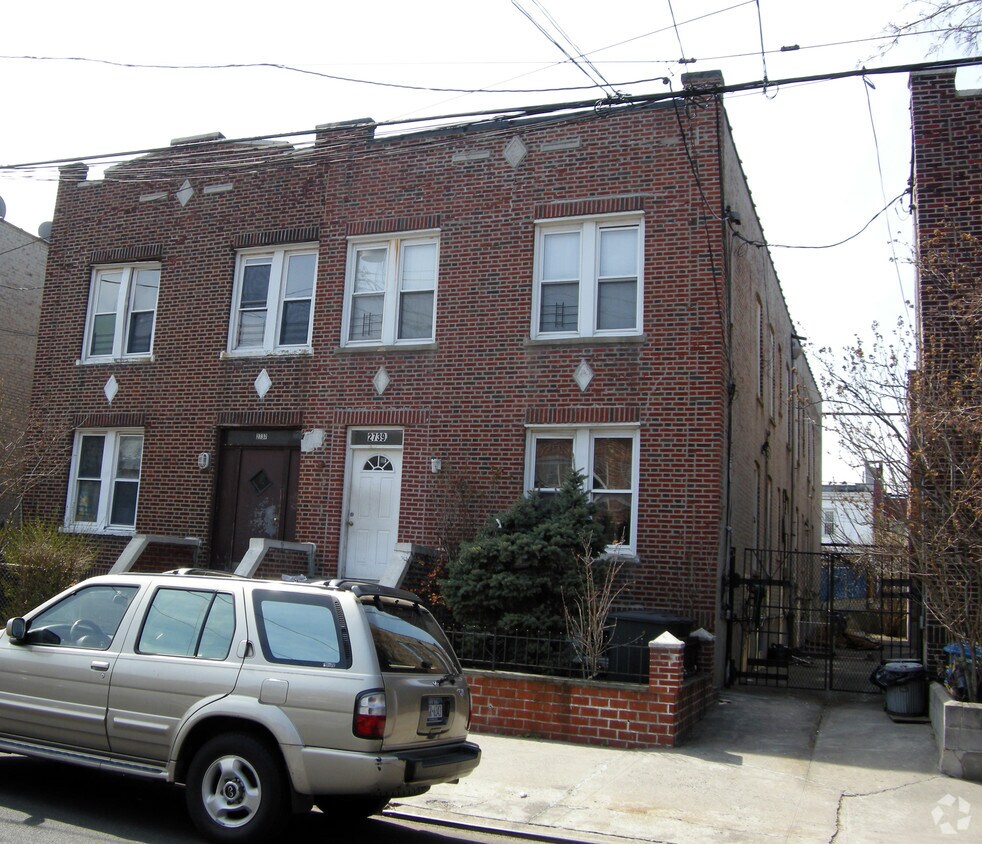 Foto principal - 2739 Wallace Ave