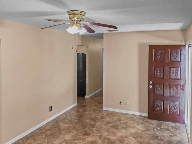 Building Photo - Cute 3 bedroom- 1 bath home ready for move...
