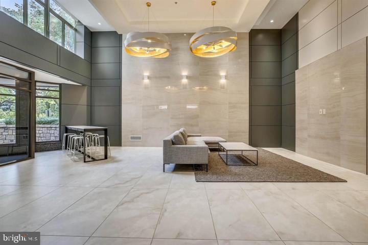 Foto principal - 7111 Woodmont Ave