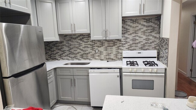 Building Photo - 82-44 Country Pointe Cir