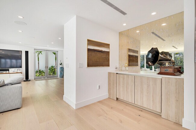Building Photo - 2111 S Flagler Dr