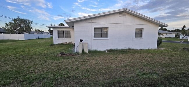 Building Photo - 1740 Elinor Pl