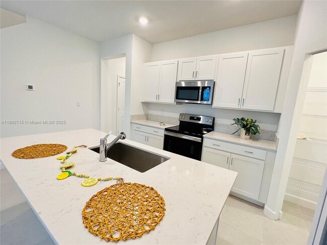 Foto del edificio - 6949 Harbours Edge Ave