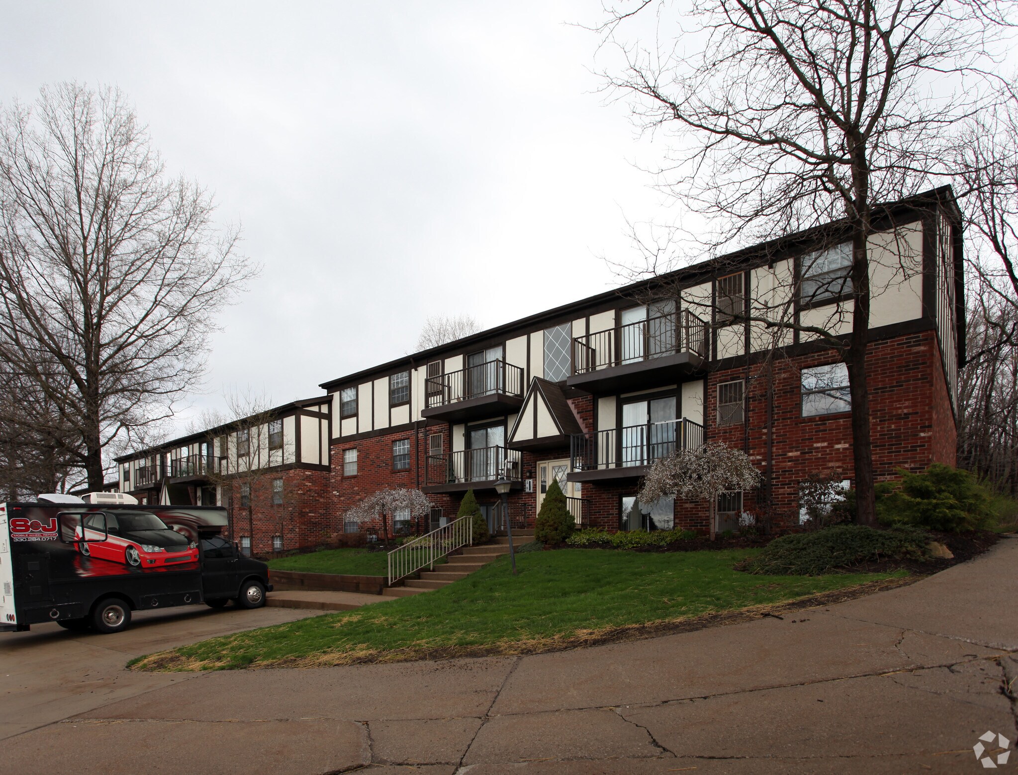 River Knolls Apartments – photo 2