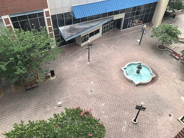 Foto del edificio - 215 W College Ave