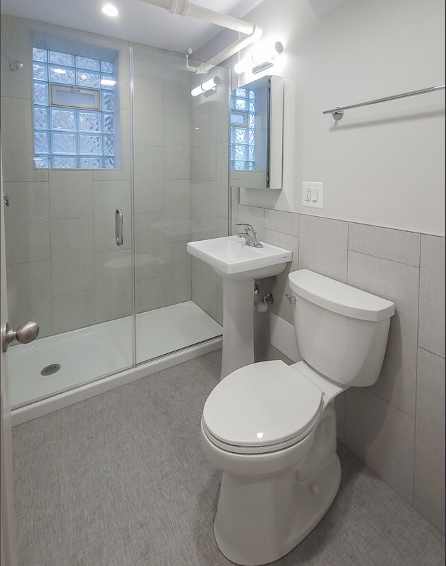 Building Photo - 5941 N Paulina St