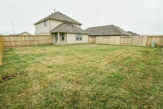 Building Photo - 902 Ember Wood Ct