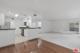 Building Photo - 435 N Oakhurst Dr