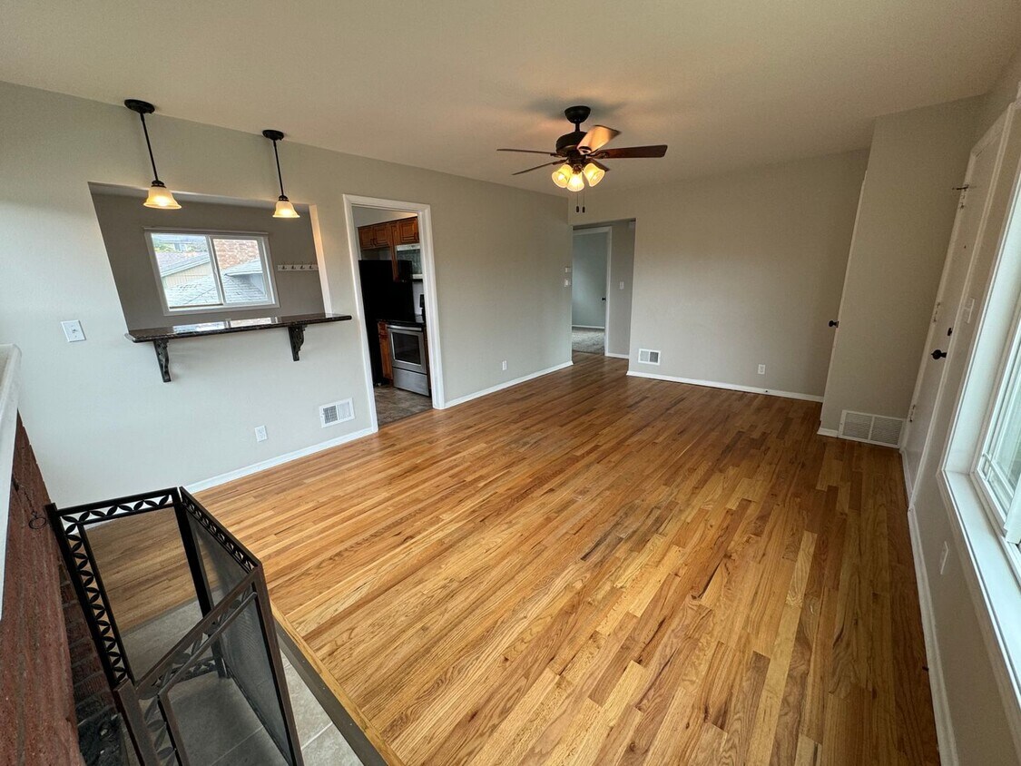 Foto principal - Inviting 3 Bed, 2 Bath Home w/ Garage on S...