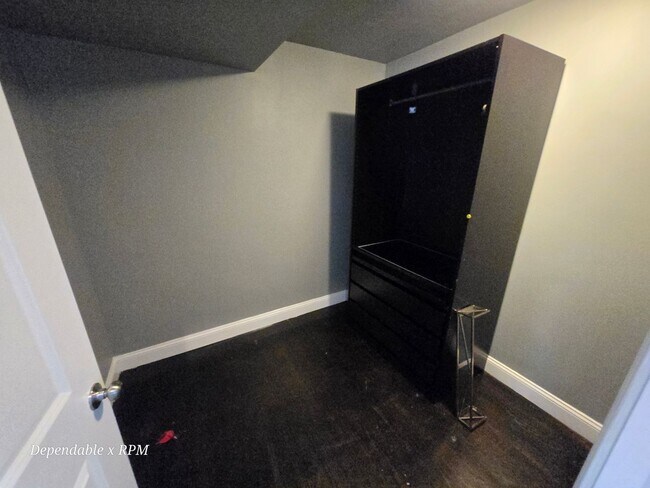 Building Photo - Freshly Updated 3 Bd 2.5 Bath with Parking...