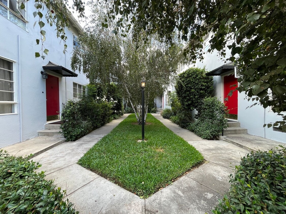 Building Photo - Charming 1+1 in Prime North Hollywood/Tolu...
