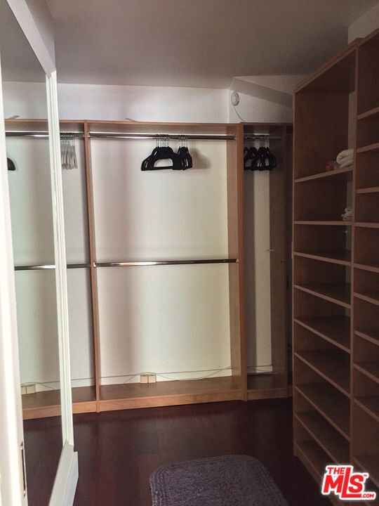 Foto del edificio - 1572 N Beverly Glen Blvd