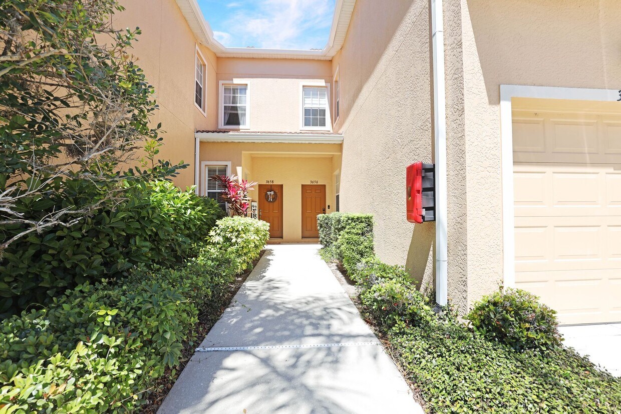 Primary Photo - Spacious 3 Bed 2.5 Bath Townhouse Right Of...