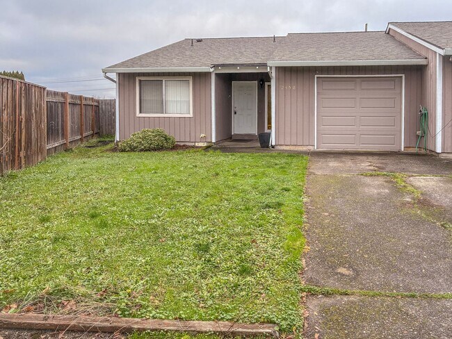 Foto del edificio - Hillsboro Duplex- 2 Bedroom 1 bathroom with fenced in yard available !