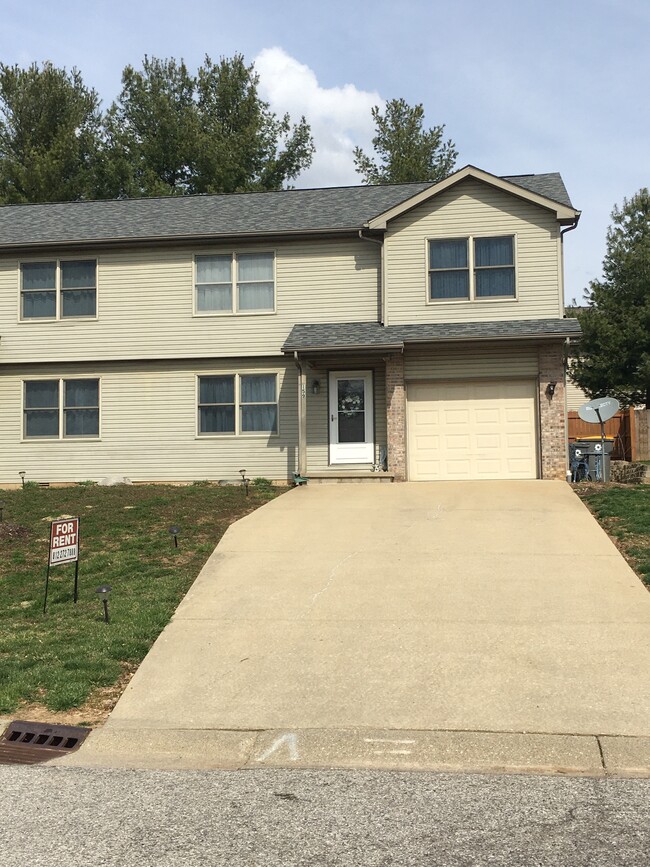 Duplex for Rent $1300/m 1500sf Bloomington IN - 159 E Willow Ct