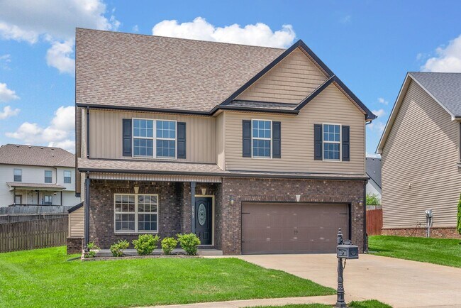 Building Photo - Do Not Miss This Modern 4 Bed 2.5 Bath Ren...