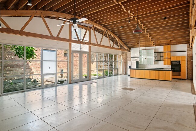 Foto del edificio - 1919 N Oakley Ave