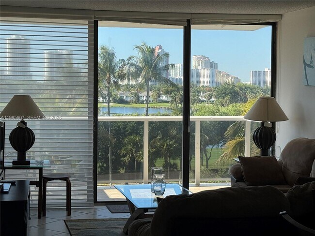 Foto del edificio - 3675 N Country Club Dr