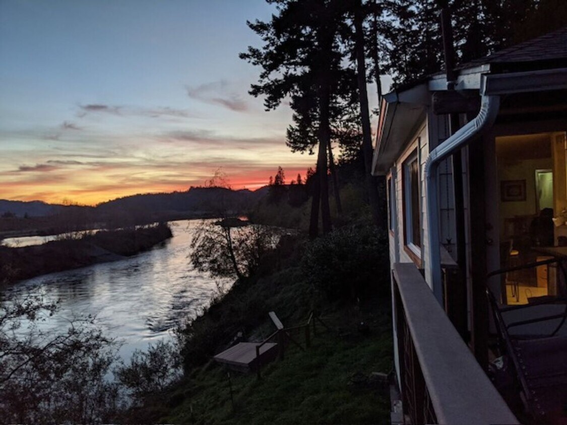Foto principal - 95810 N Bank Rogue River Rd