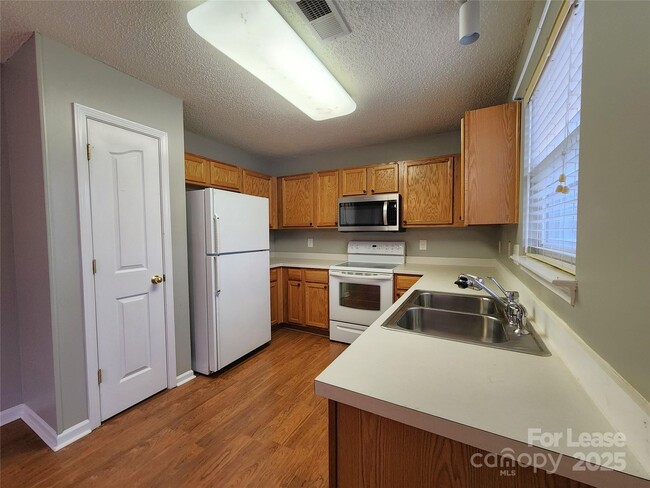 Foto del edificio - 6830 Babbling Brook Ln