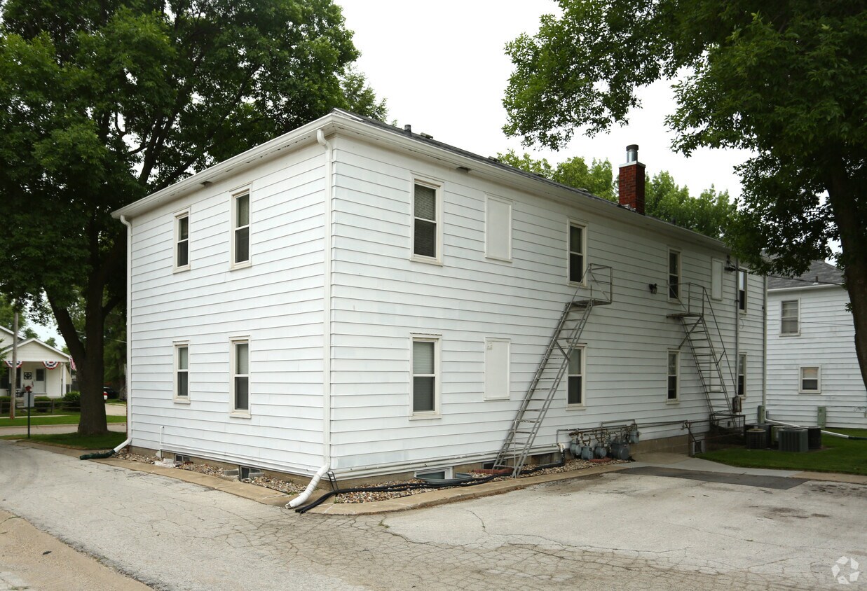 Building Photo - 209 SW Cherry St