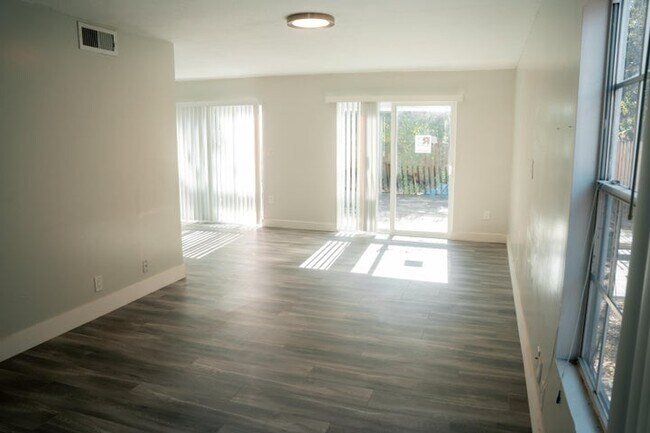 Foto del edificio - 5884 Dewberry Way