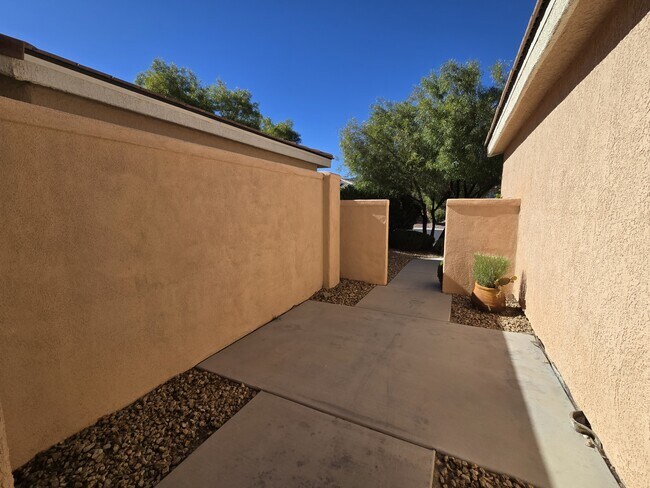 Building Photo - 4814 Regalo Bello St