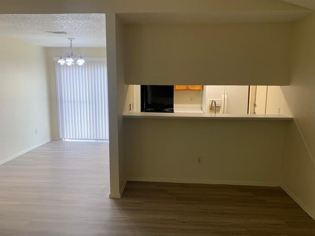 Building Photo - 523 Greenlawn Blvd