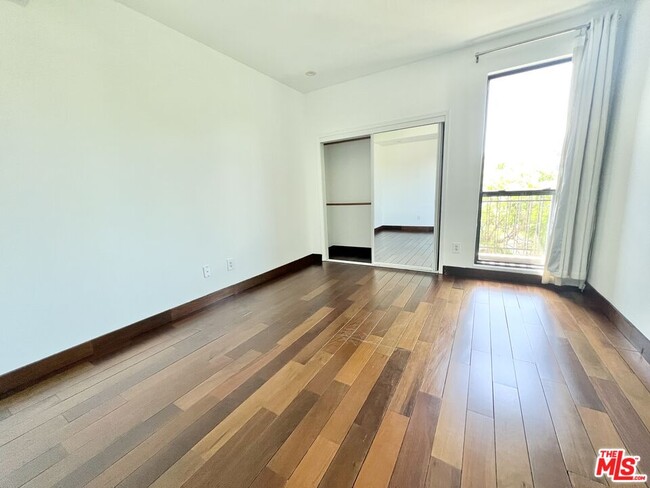 Foto del edificio - 8811 Burton Way