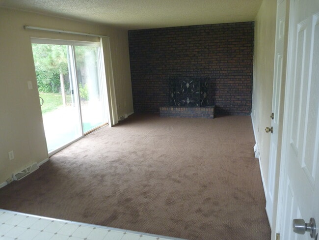 Family Room - 3725 95th W Pl