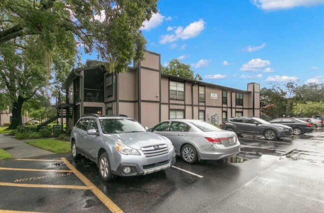 Building Photo - Condo For Rent in North Oaks!