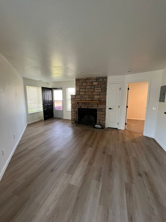 Building Photo - Fully Remodeled 2 Bed / 1 Bath Condo in Pr...