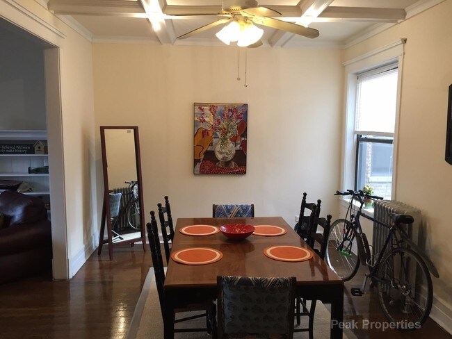Foto del edificio - 457 W Belmont Ave