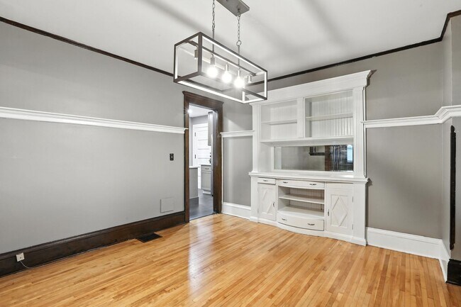 Building Photo - 3 Bed/ 2 Bath- Immediate Move In - Or Augu...