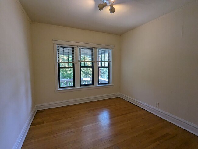 Foto del edificio - 2526 N Kedzie Blvd