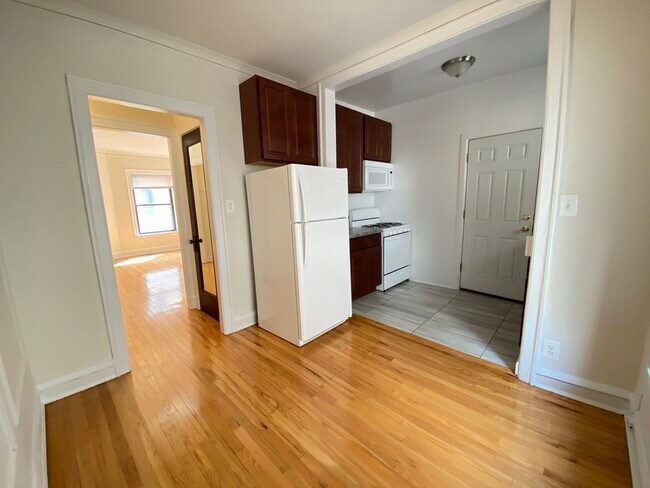 Foto del edificio - 3925 N Pine Grove Ave