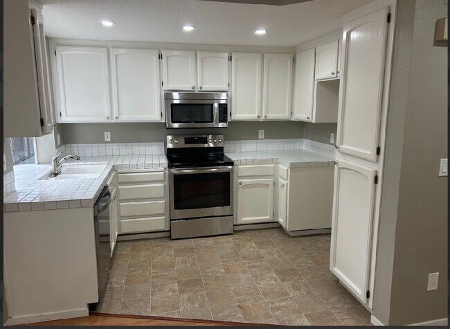 Building Photo - Pleasanton Shadow Cliffs, 3 Bed. 2.5 Bath, Near Top Schools!